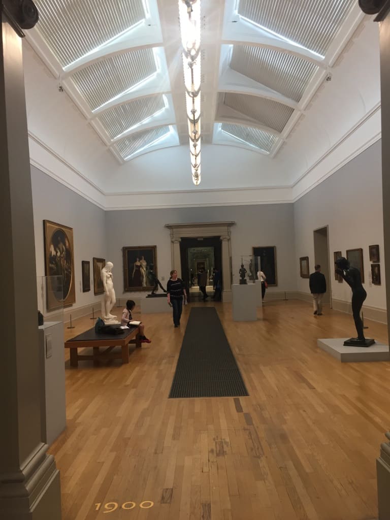 Sala de museo con techo abovedado y numeral de época en el piso