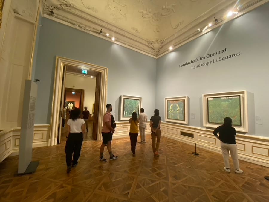 Sala de museo con obras clasificadas bajo el título Landscape in Squares
