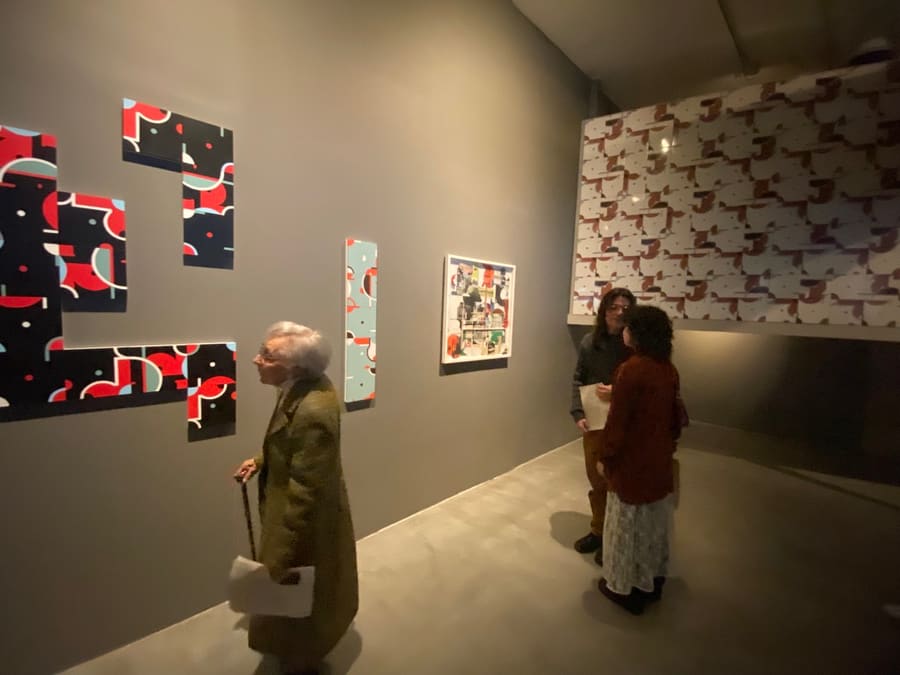Sala de museo con obras contemporáneas organizadas en la pared