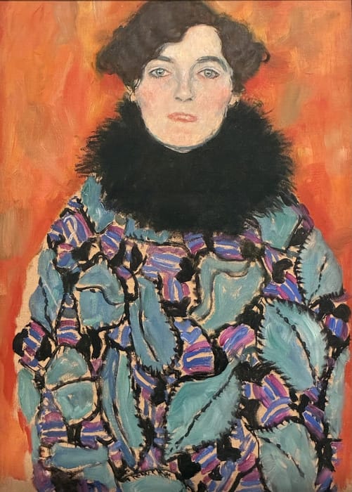 Retrato de mujer sobre fondo naranja, estilo Klimt