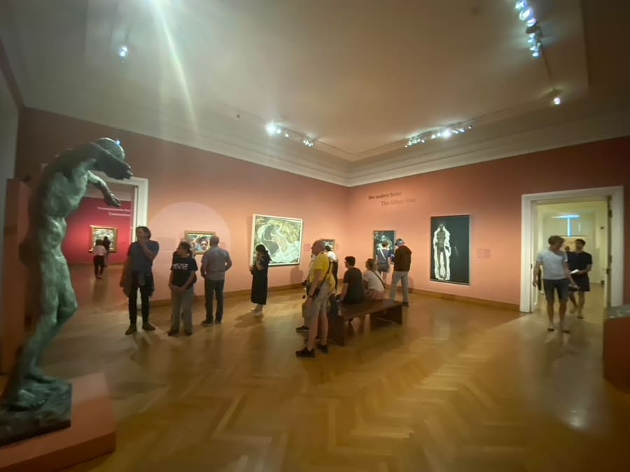 Grupo de visitantes compartiendo la visita en una sala de museo