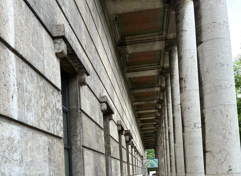 Columnata exterior de un museo